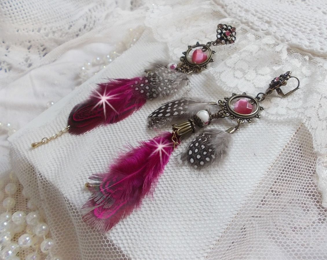 BO Navajo Fuchsia et Marron aux plumes de faisan et pintade, cha&icirc;nettes, coupelles, cristaux et dormeuses estampes en laiton