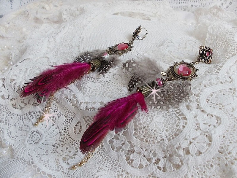 BO Navajo Fuchsia et Marron aux plumes de faisan et pintade, cha&icirc;nettes, coupelles, cristaux et dormeuses estampes en laiton