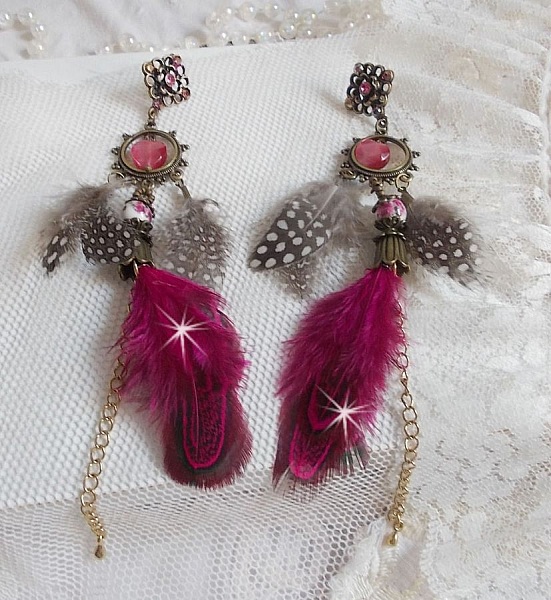 BO Navajo Fuchsia et Marron aux plumes de faisan et pintade, cha&icirc;nettes, coupelles, cristaux et dormeuses estampes en laiton
