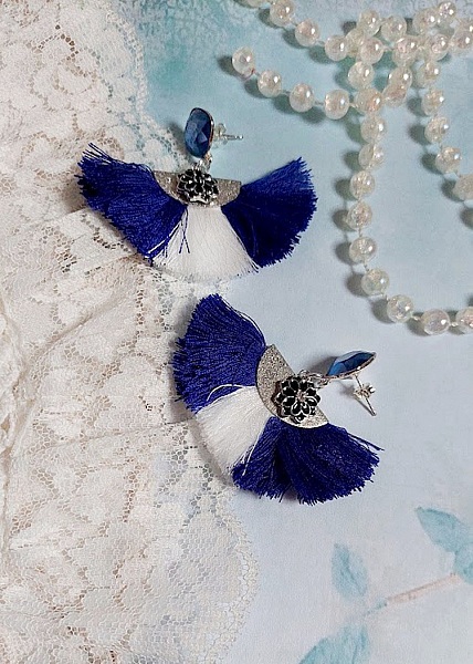 BO Navy Blue and White mont&eacute;es avec pompons, breloques &eacute;maill&eacute;es, puces argent 925/1000 et cristaux