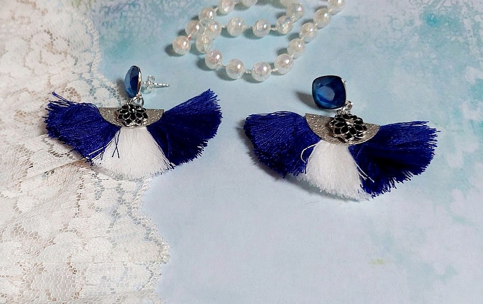 BO Navy Blue and White mont&eacute;es avec pompons, breloques &eacute;maill&eacute;es, puces argent 925/1000 et cristaux