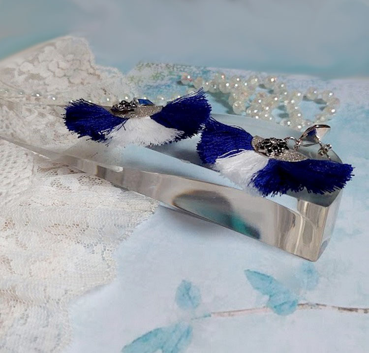 BO Navy Blue and White mont&eacute;es avec pompons, breloques &eacute;maill&eacute;es, puces argent 925/1000 et cristaux