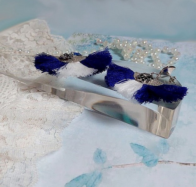 BO Navy Blue and White mont&eacute;es avec pompons, breloques &eacute;maill&eacute;es, puces argent 925/1000 et cristaux