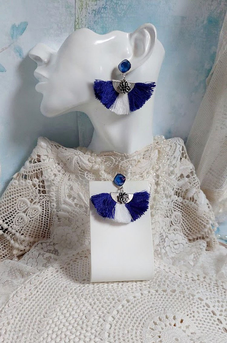 BO Navy Blue and White mont&eacute;es avec pompons, breloques &eacute;maill&eacute;es, puces argent 925/1000 et cristaux