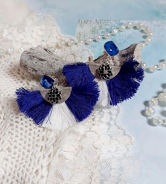 BO Navy Blue and White mont&eacute;es avec pompons, breloques &eacute;maill&eacute;es, puces argent 925/1000 et cristaux
