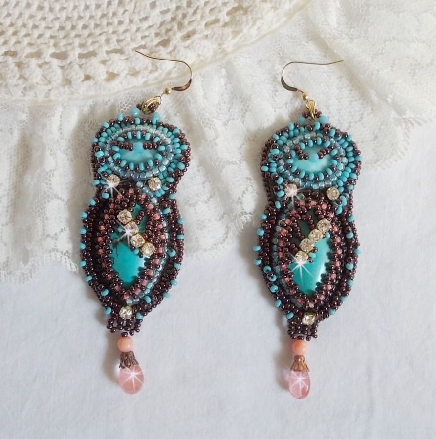 BO Na&Icirc;ade avec des cabochons en turquoise, des strass, des rocailles et du cuir vachette Camel