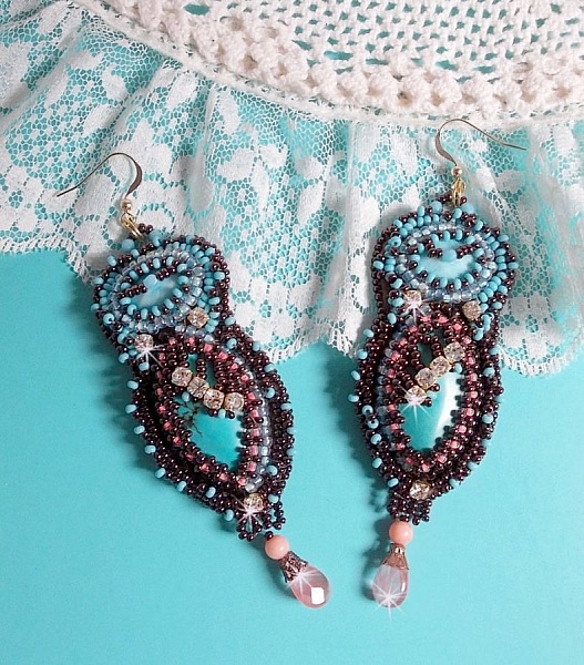BO Na&Icirc;ade avec des cabochons en turquoise, des strass, des rocailles et du cuir vachette Camel