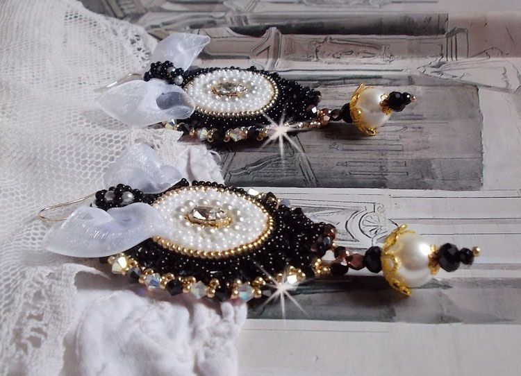 BO Noir Sacr&eacute; Haute Couture brod&eacute;es avec des cristaux : navette, toupies, perles rondes aplaties et rondes &agrave; laquelle s&rsquo;ajoute des perles en Verre et rocailles au couleurs vari&eacute;es