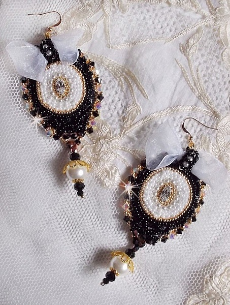 BO Noir Sacr&eacute; Haute Couture brod&eacute;es avec des cristaux : navette, toupies, perles rondes aplaties et rondes &agrave; laquelle s&rsquo;ajoute des perles en Verre et rocailles au couleurs vari&eacute;es