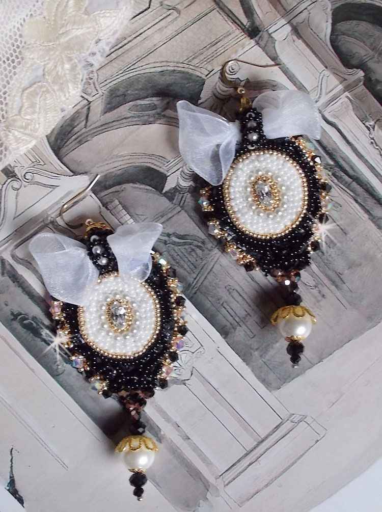BO Noir Sacr&eacute; Haute Couture brod&eacute;es avec des cristaux : navette, toupies, perles rondes aplaties et rondes &agrave; laquelle s&rsquo;ajoute des perles en Verre et rocailles au couleurs vari&eacute;es