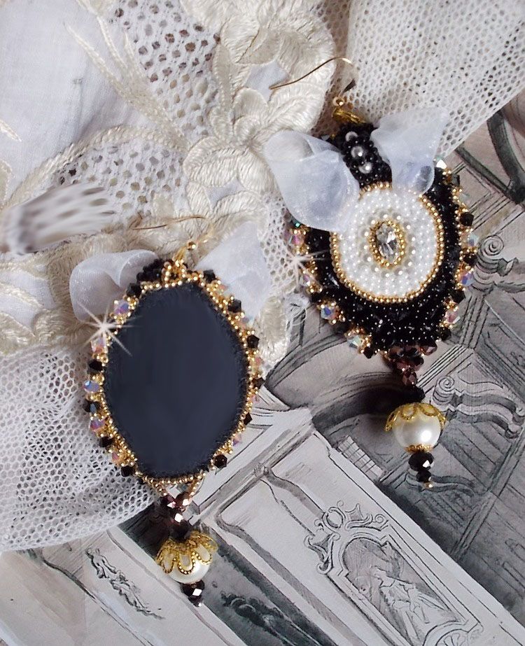 BO Noir Sacr&eacute; Haute Couture brod&eacute;es avec des cristaux : navette, toupies, perles rondes aplaties et rondes &agrave; laquelle s&rsquo;ajoute des perles en Verre et rocailles au couleurs vari&eacute;es