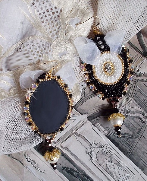 BO Noir Sacr&eacute; Haute Couture brod&eacute;es avec des cristaux : navette, toupies, perles rondes aplaties et rondes &agrave; laquelle s&rsquo;ajoute des perles en Verre et rocailles au couleurs vari&eacute;es