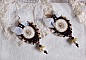 BO Noir Sacr&eacute; Haute Couture brod&eacute;es avec des cristaux : navette, toupies, perles rondes aplaties et rondes &agrave; laquelle s&rsquo;ajoute des perles en Verre et rocailles au couleurs vari&eacute;es