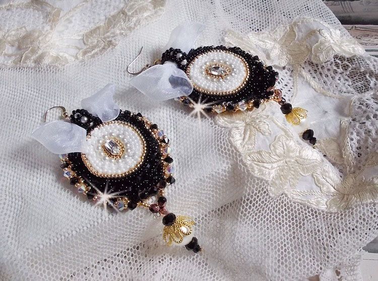 BO Noir Sacr&eacute; Haute Couture brod&eacute;es avec des cristaux : navette, toupies, perles rondes aplaties et rondes &agrave; laquelle s&rsquo;ajoute des perles en Verre et rocailles au couleurs vari&eacute;es