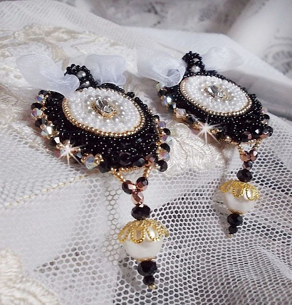 BO Noir Sacr&eacute; Haute Couture brod&eacute;es avec des cristaux : navette, toupies, perles rondes aplaties et rondes &agrave; laquelle s&rsquo;ajoute des perles en Verre et rocailles au couleurs vari&eacute;es