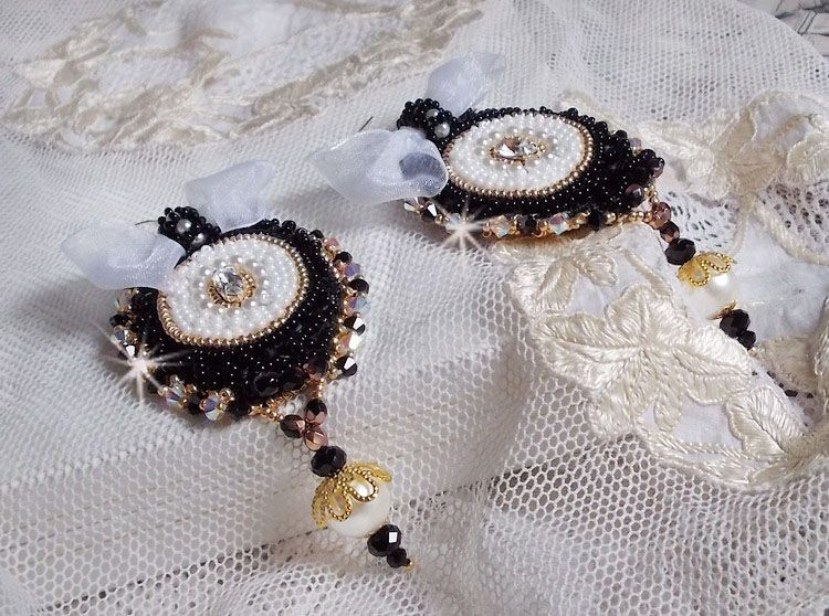 BO Noir Sacr&eacute; Haute Couture brod&eacute;es avec des cristaux : navette, toupies, perles rondes aplaties et rondes &agrave; laquelle s&rsquo;ajoute des perles en Verre et rocailles au couleurs vari&eacute;es