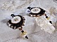 BO Noir Sacr&eacute; Haute Couture brod&eacute;es avec des cristaux : navette, toupies, perles rondes aplaties et rondes &agrave; laquelle s&rsquo;ajoute des perles en Verre et rocailles au couleurs vari&eacute;es