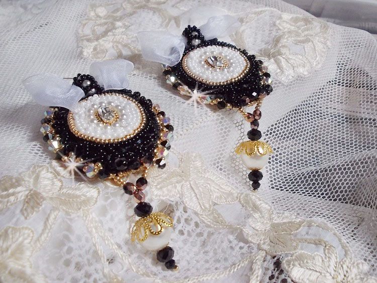 BO Noir Sacr&eacute; Haute Couture brod&eacute;es avec des cristaux : navette, toupies, perles rondes aplaties et rondes &agrave; laquelle s&rsquo;ajoute des perles en Verre et rocailles au couleurs vari&eacute;es