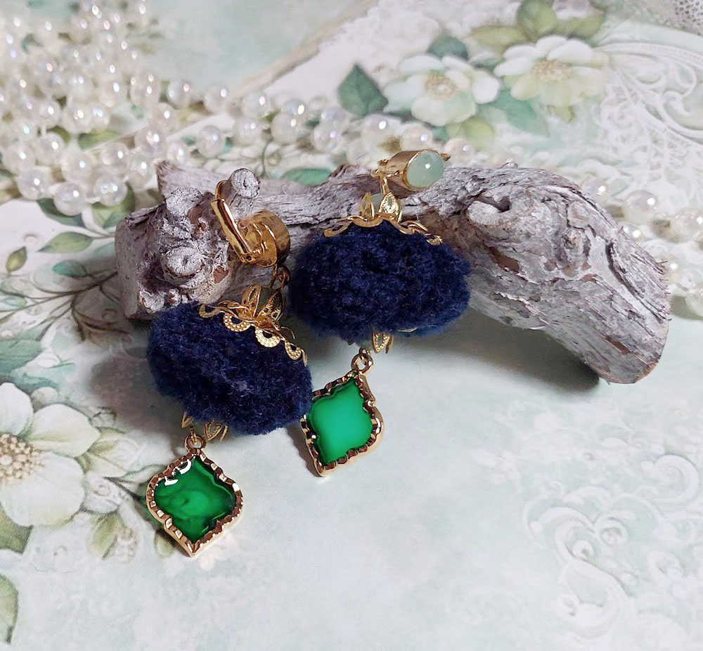 BO Nuit de folies mont&eacute;es avec pompons ronds, pendentifs &eacute;poxy, perles aventurine, dormeuses laiton
