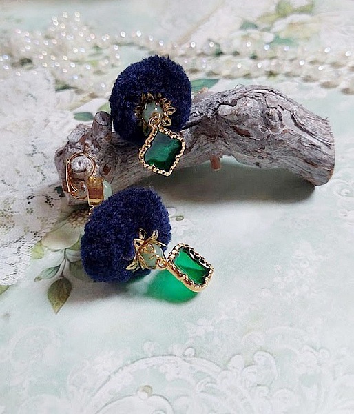 BO Nuit de folies mont&eacute;es avec pompons ronds, pendentifs &eacute;poxy, perles aventurine, dormeuses laiton