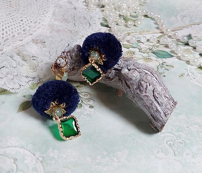 BO Nuit de folies mont&eacute;es avec pompons ronds, pendentifs &eacute;poxy, perles aventurine, dormeuses laiton