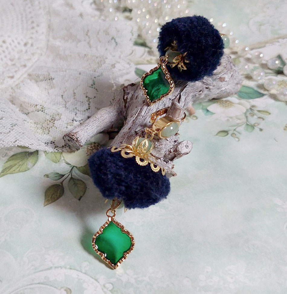 BO Nuit de folies mont&eacute;es avec pompons ronds, pendentifs &eacute;poxy, perles aventurine, dormeuses laiton