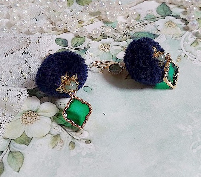 BO Nuit de folies mont&eacute;es avec pompons ronds, pendentifs &eacute;poxy, perles aventurine, dormeuses laiton