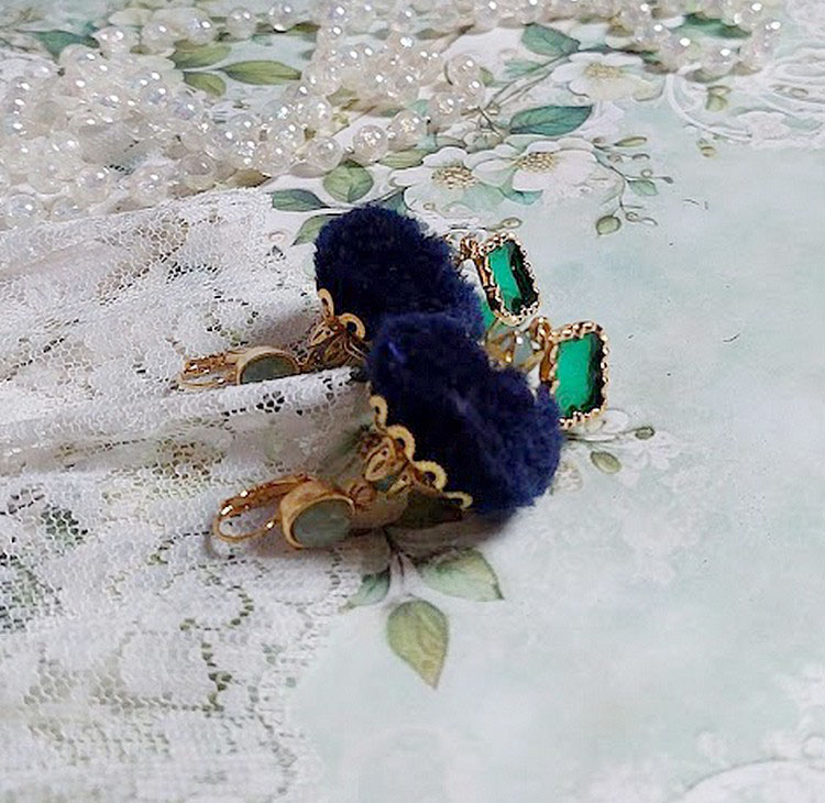BO Nuit de folies mont&eacute;es avec pompons ronds, pendentifs &eacute;poxy, perles aventurine, dormeuses laiton
