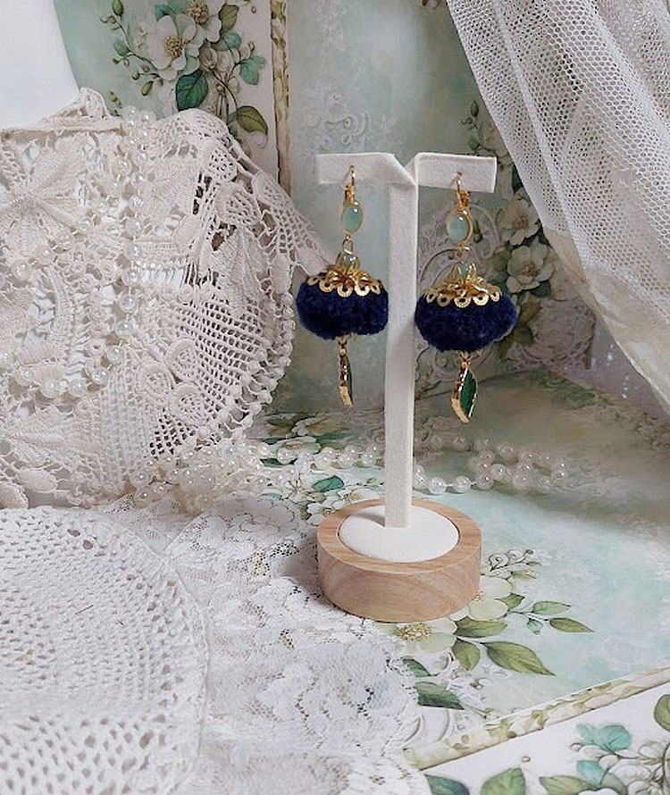 BO Nuit de folies mont&eacute;es avec pompons ronds, pendentifs &eacute;poxy, perles aventurine, dormeuses laiton
