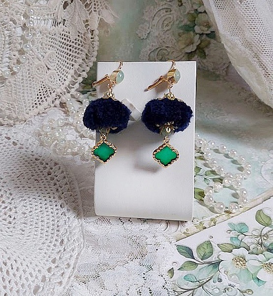 BO Nuit de folies mont&eacute;es avec pompons ronds, pendentifs &eacute;poxy, perles aventurine, dormeuses laiton