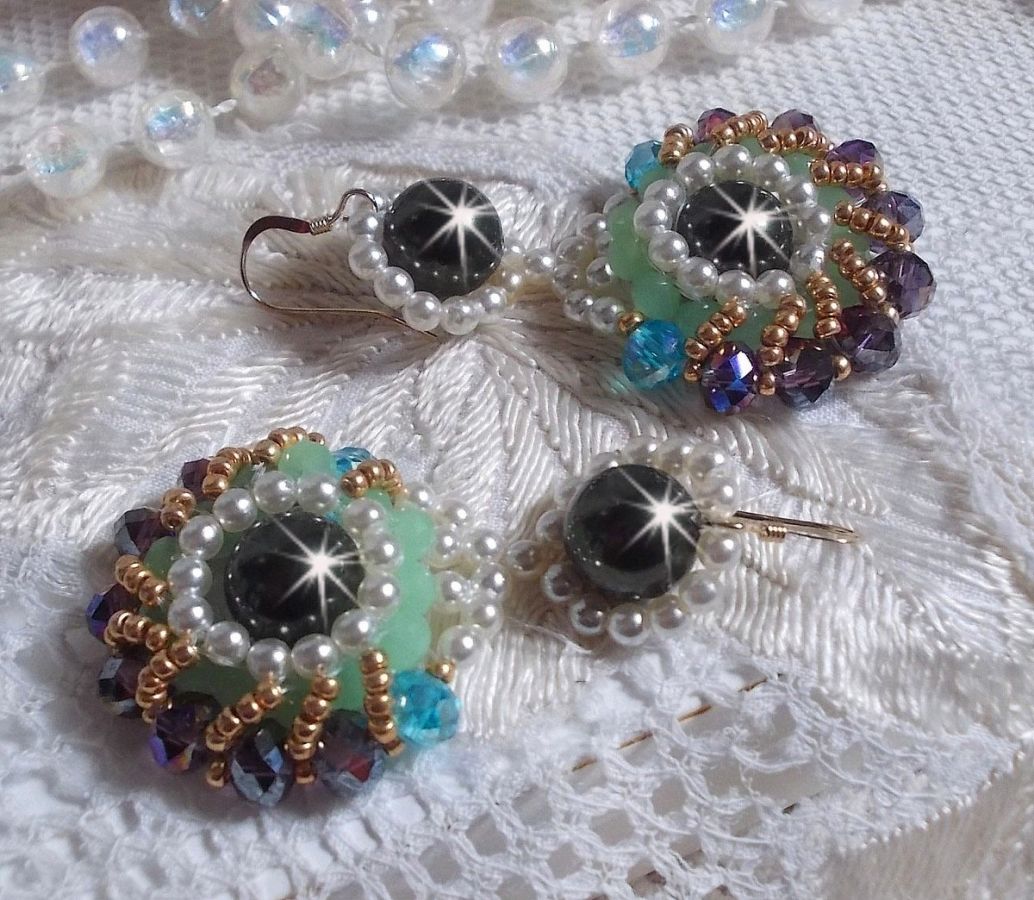 BO Ode Green and Purple mont&eacute;es avec rocailles, perles rondes nacr&eacute;es en Cristal, perles en Verre et crochets d'oreilles Gold Filled 14 carats