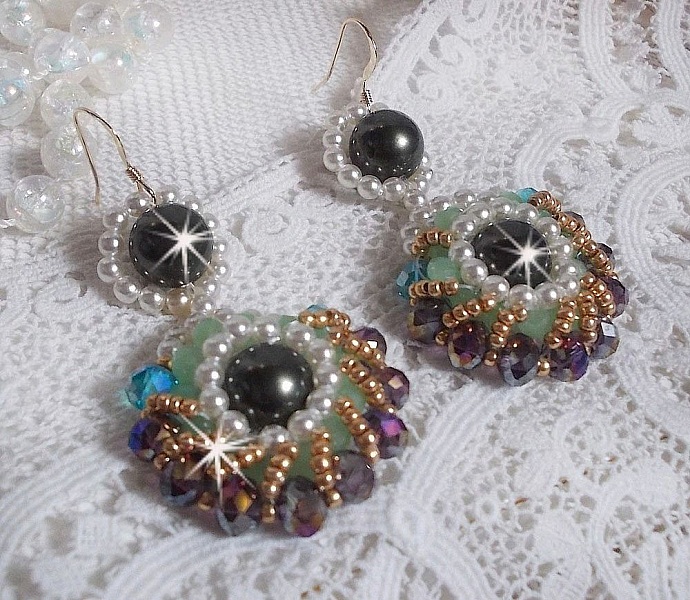 BO Ode Green and Purple mont&eacute;es avec rocailles, perles rondes nacr&eacute;es en Cristal, perles en Verre et crochets d'oreilles Gold Filled 14 carats