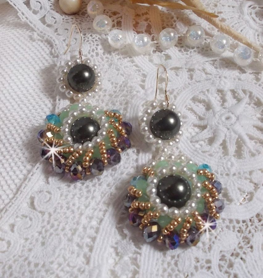BO Ode Green and Purple mont&eacute;es avec rocailles, perles rondes nacr&eacute;es en Cristal, perles en Verre et crochets d'oreilles Gold Filled 14 carats