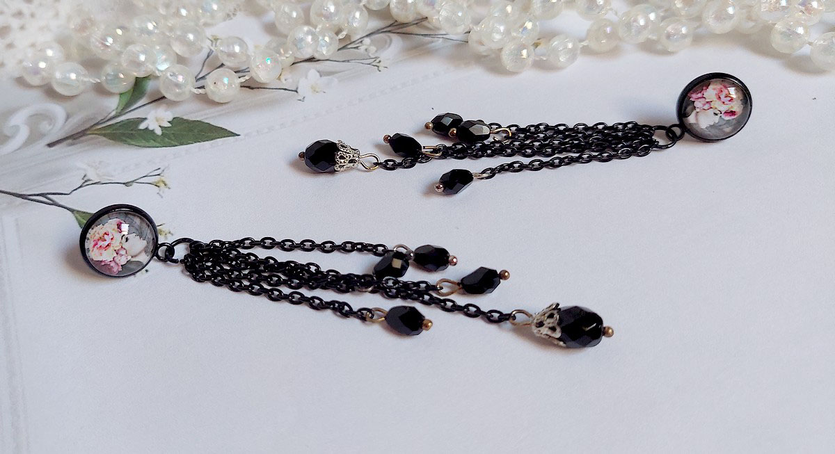 Boucles d'oreilles bohèmes noires avec cabochons roses et chaînes.