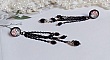 Boucles d'oreilles bohèmes noires avec cabochons roses et chaînes.