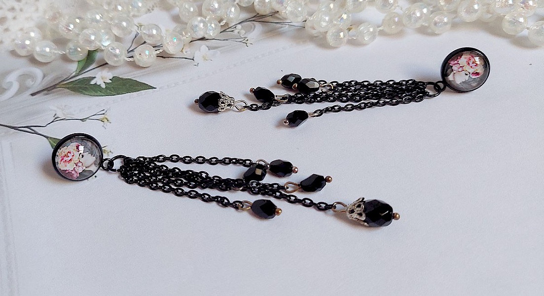 Boucles d'oreilles bohèmes noires avec cabochons roses et chaînes.