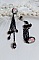 Boucles d'oreilles bohèmes noires avec cabochons roses et chaînettes.