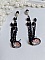 Boucles d'oreilles bohèmes noires avec cabochons roses et chaînes.