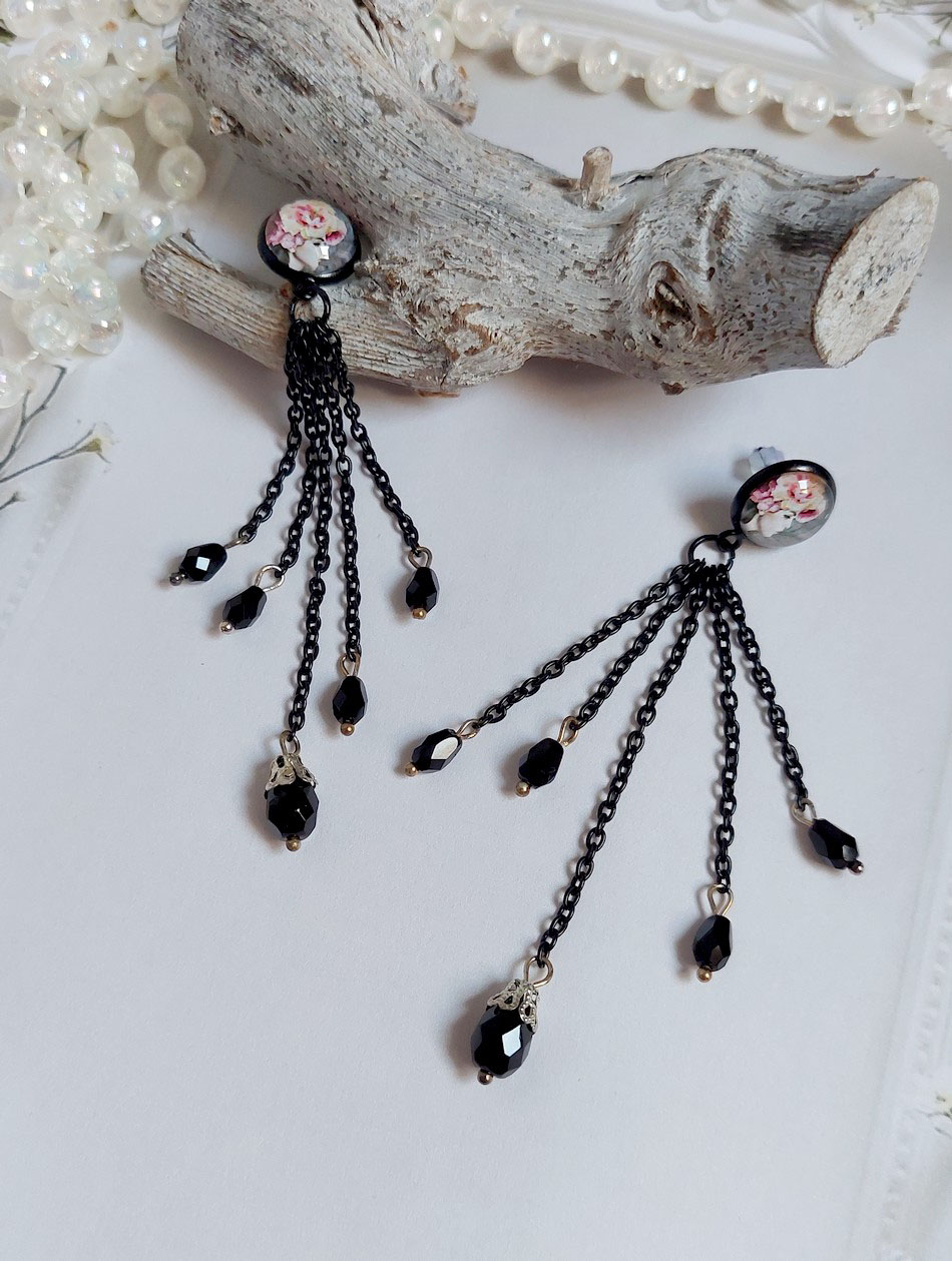 Boucles d'oreilles bohèmes noires à chaînes et perles facettées.