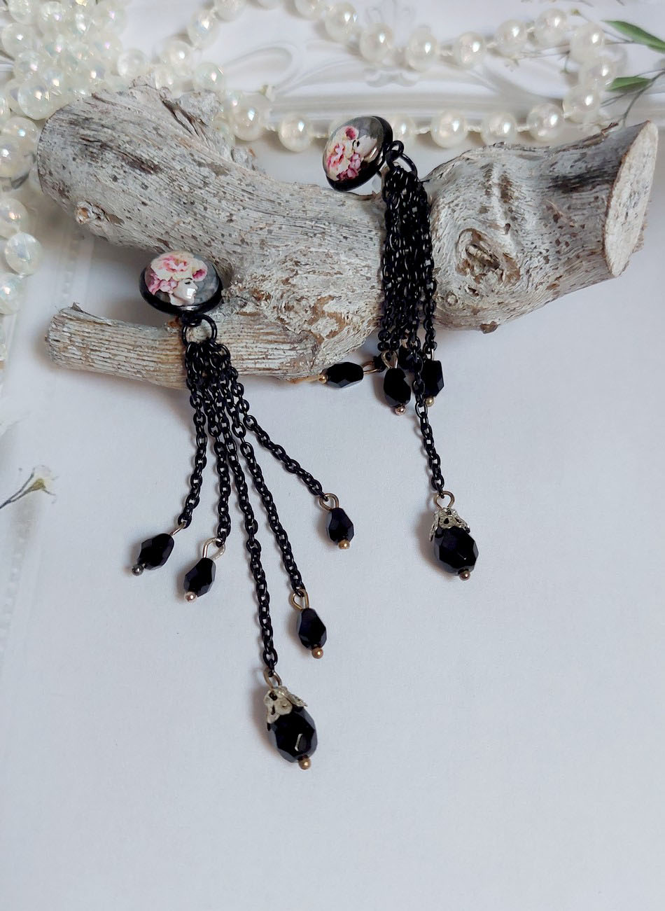 Boucles d'oreilles bohèmes noires avec cabochons fleuris et pampilles.