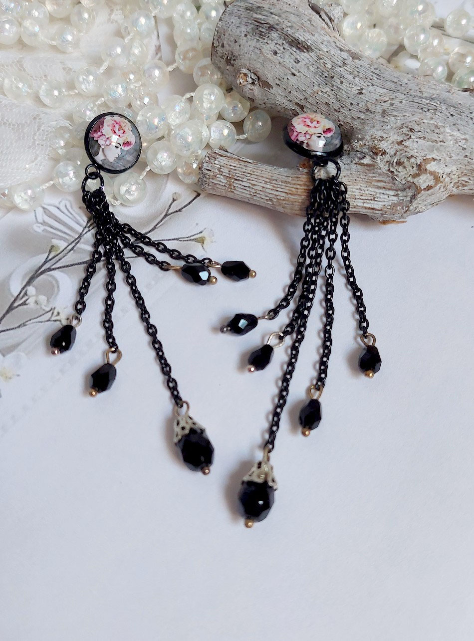 Boucles d'oreilles bohèmes noires à chaînes et perles facettées.
