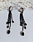 Boucles d'oreilles bohèmes noires avec chaînes et perles facettées.