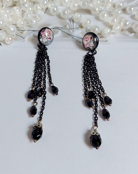 Boucles d'oreilles bohèmes noires avec chaînes et perles facettées.