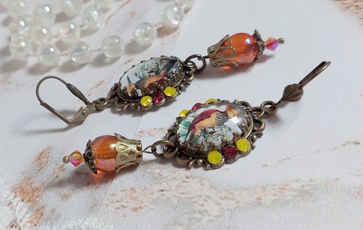 BO Oiseau Huppe ovales et pendantes, cabochons repr&eacute;sentant des oiseaux mont&eacute;es sur pendentifs, gouttes en verre, cabochons en cristal et dormeuses en laiton. Une fa&ccedil;on de voir ce bel oiseau