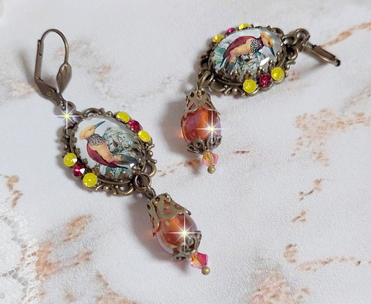 BO Oiseau Huppe ovales et pendantes, cabochons repr&eacute;sentant des oiseaux mont&eacute;es sur pendentifs, gouttes en verre, cabochons en cristal et dormeuses en laiton. Une fa&ccedil;on de voir ce bel oiseau