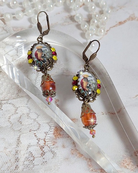 BO Oiseau Huppe ovales et pendantes, cabochons repr&eacute;sentant des oiseaux mont&eacute;es sur pendentifs, gouttes en verre, cabochons en cristal et dormeuses en laiton. Une fa&ccedil;on de voir ce bel oiseau