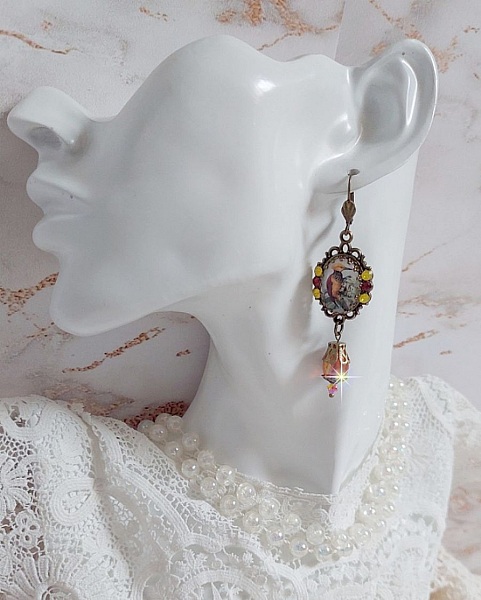 BO Oiseau Huppe ovales et pendantes, cabochons repr&eacute;sentant des oiseaux mont&eacute;es sur pendentifs, gouttes en verre, cabochons en cristal et dormeuses en laiton. Une fa&ccedil;on de voir ce bel oiseau