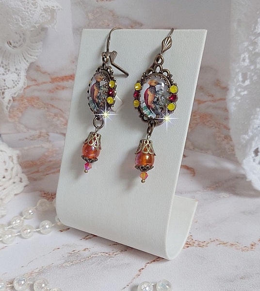 BO Oiseau Huppe ovales et pendantes, cabochons repr&eacute;sentant des oiseaux mont&eacute;es sur pendentifs, gouttes en verre, cabochons en cristal et dormeuses en laiton. Une fa&ccedil;on de voir ce bel oiseau
