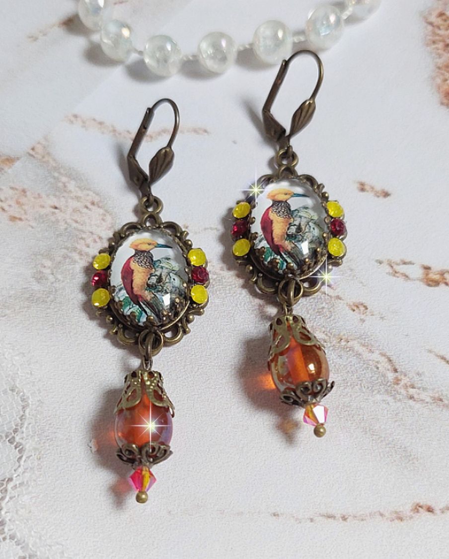 BO Oiseau Huppe ovales et pendantes, cabochons repr&eacute;sentant des oiseaux mont&eacute;es sur pendentifs, gouttes en verre, cabochons en cristal et dormeuses en laiton. Une fa&ccedil;on de voir ce bel oiseau