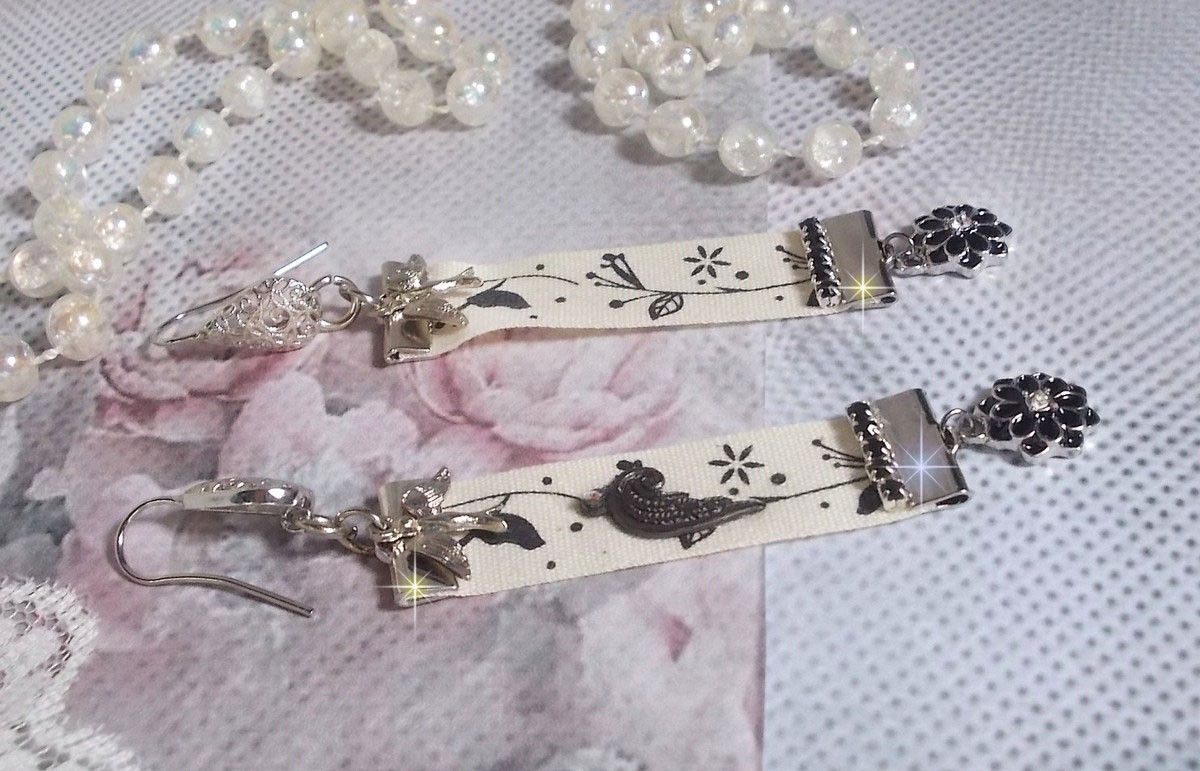 BO Oiseau Noir et Blanc avec un ruban imprim&eacute; d&rsquo;un oiseau Noir sur branches, orn&eacute; d&rsquo;une cha&icirc;ne strass Noir/Argent&eacute; avec des cabochons ronds Crystal AB et breloques &eacute;maill&eacute;es sur dormeuses en Laiton